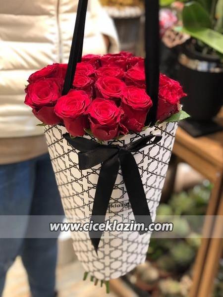 Çantada 21 Adet İthal Kırmızı Gül 