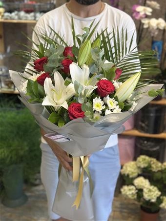 Lilyum ve Kırmızı Güller 